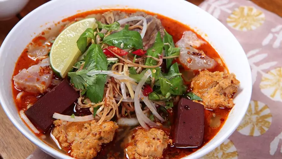 bun bo hue vs pho